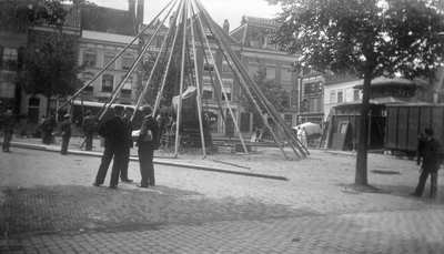 830960 Afbeelding van de opbouw van de stoomcarrousel van Piet Xhafflaire op het kermisterrein op de Neude te Utrecht.